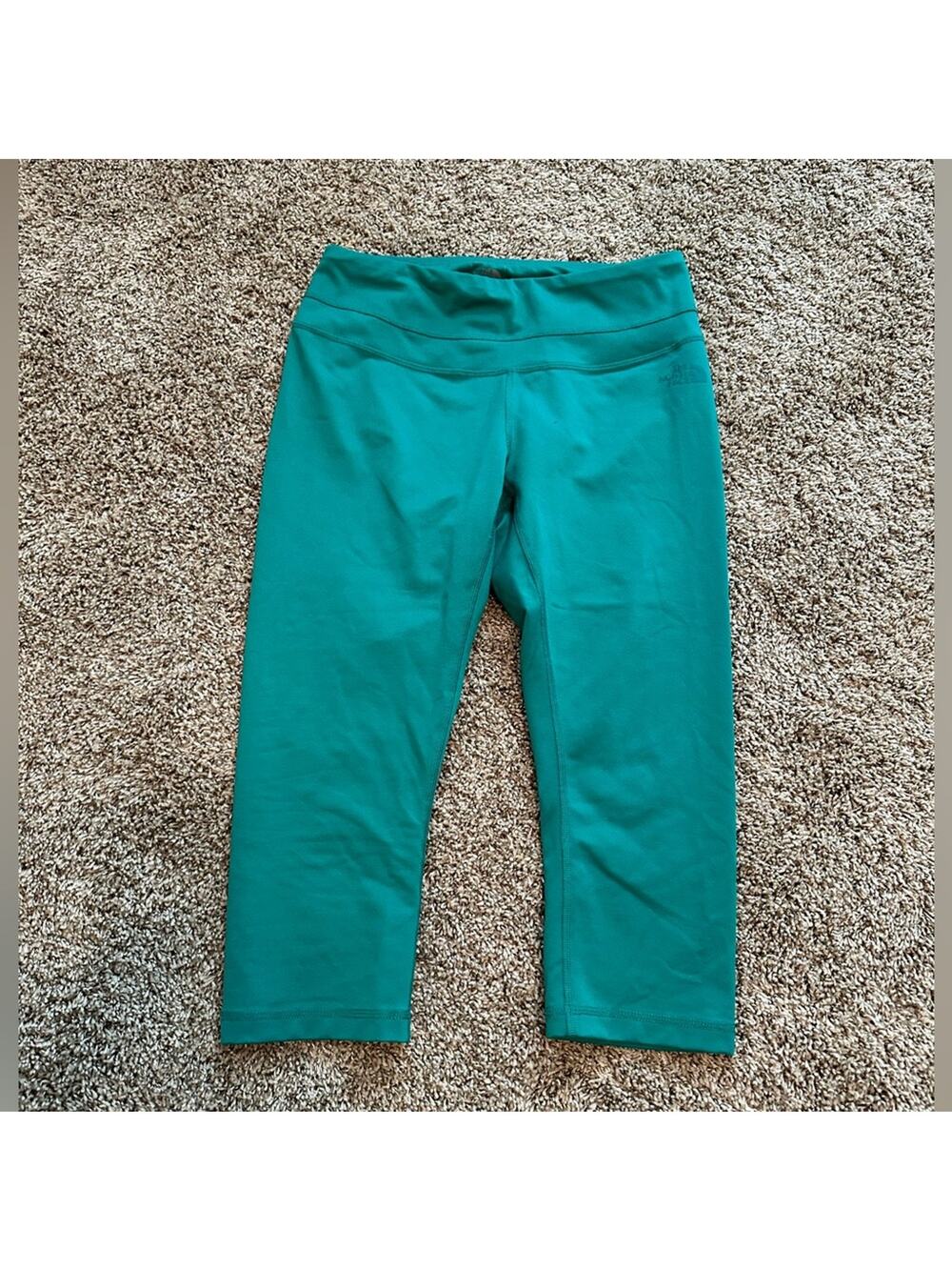 North face women’s size medium, green, crop leggings, worn ones, like new. EUC